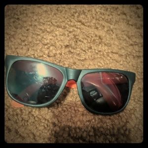 One pair sun glasses